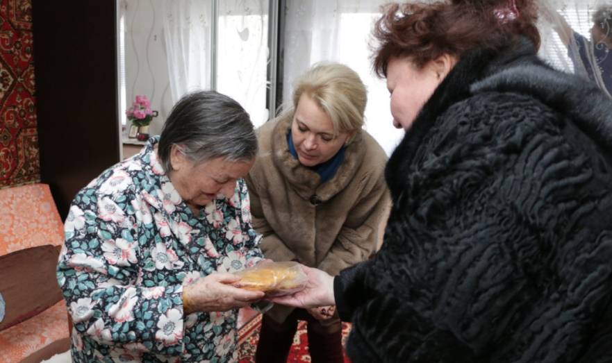 Глава Крыма пообещал уволить чиновниц, даривших блокадникам хлеб