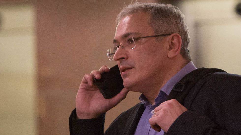 Соцсети: «Пышногрудая» активистка «Открытой России» хочет увести Ходорковского из семьи