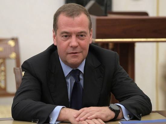 Путин назначил Медведеву зарплату в 617 тысяч рублей