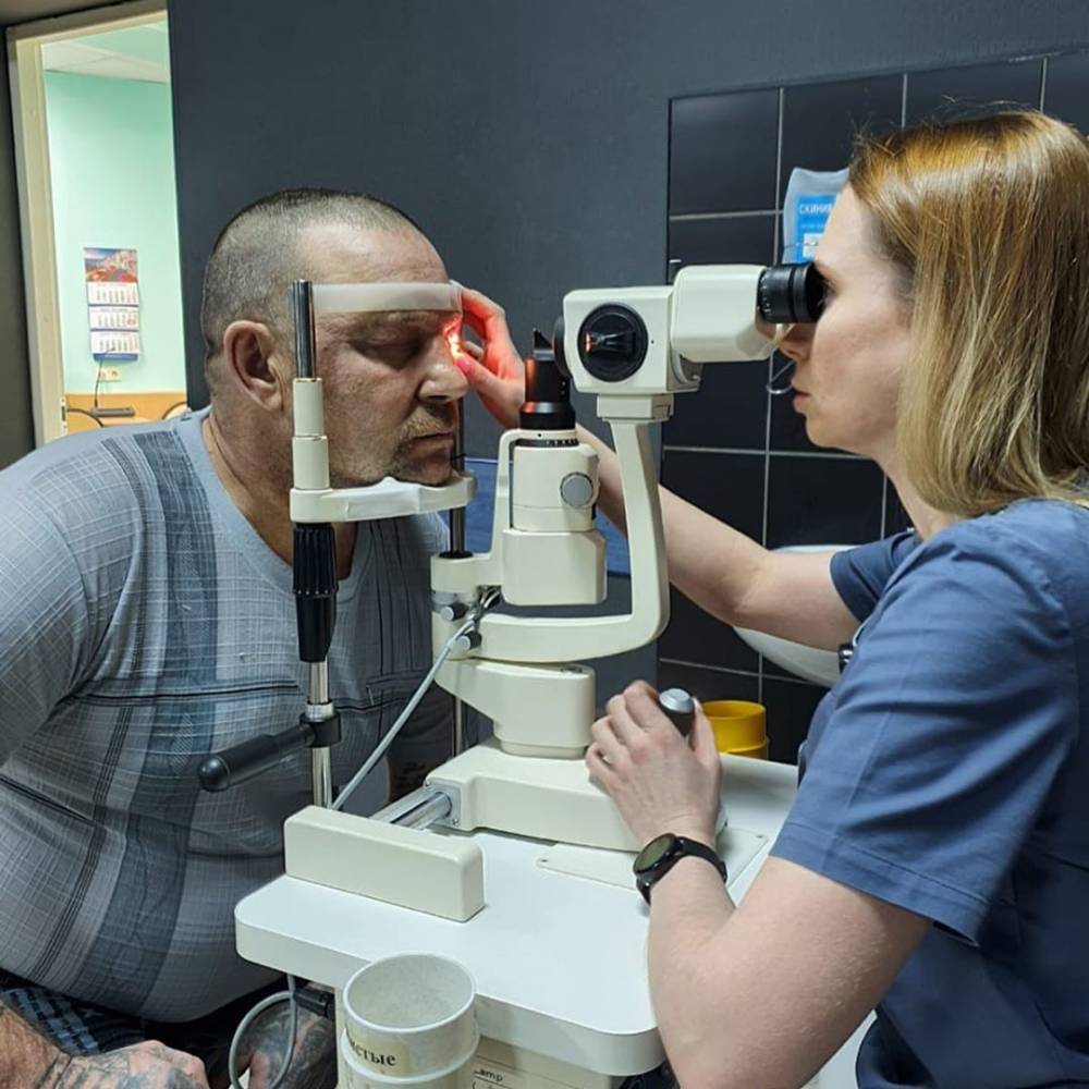 Кемеровские врачи провели уникальную операцию на глаза по удалению опухоли