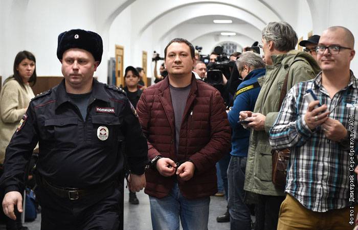 Суд арестовал всех пятерых бывших полицейских, занимавшихся "делом Голунова"