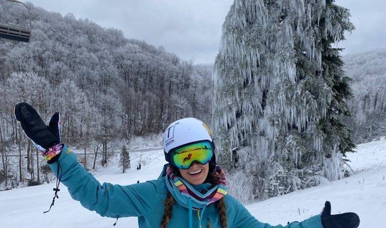 На лыжном курорте в Пенсильвании заметили гигантскую ель, покрытую льдом и сосульками