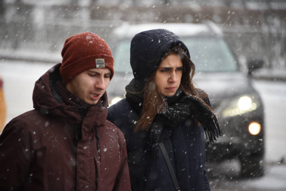 МЧС предупредило москвичей о снеге и гололедице до конца дня