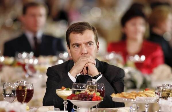 Стал известен размер зарплаты Дмитрия Медведева на новой должности
