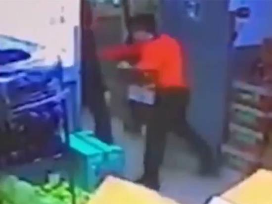 Жена мужчины, избитого кассиром супермаркета: «Рвало кровью шесть дней»