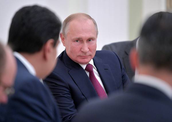 Россияне уверены, что Конституция меняется ради сохранения Путина у власти - опрос