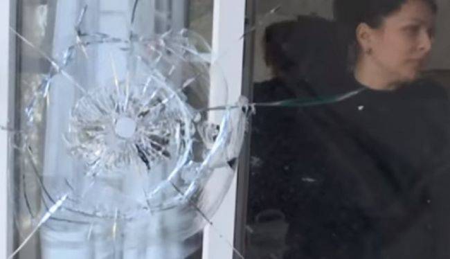 В Одессе неизвестный уже пять дней обстреливает окна жилой многоэтажки
