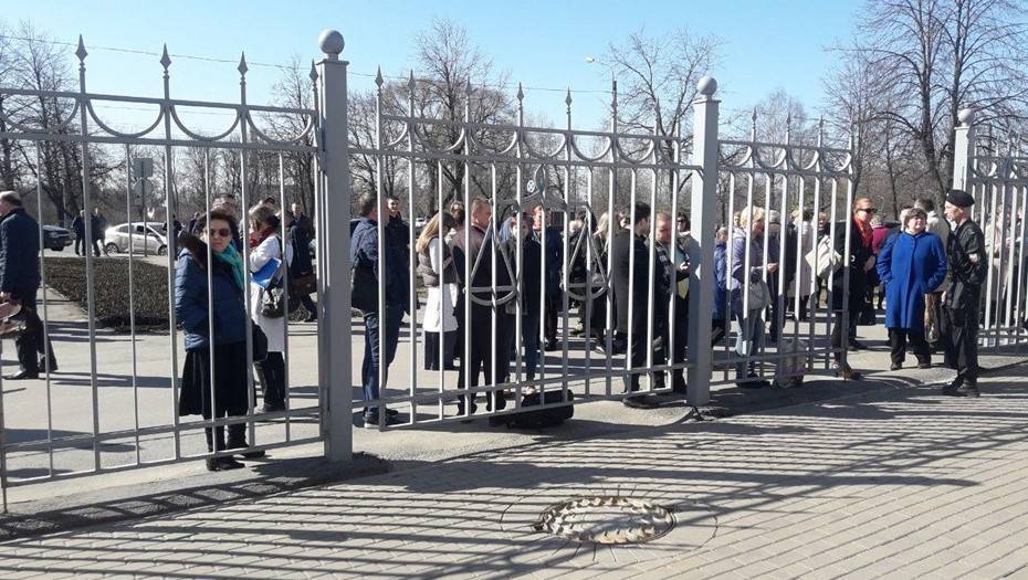 Десятки школ и гимназий эвакуируют в Петербурге из-за угрозы взрыва