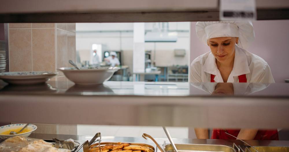 В Госдуме предложили бесплатно кормить студентов горячими обедами