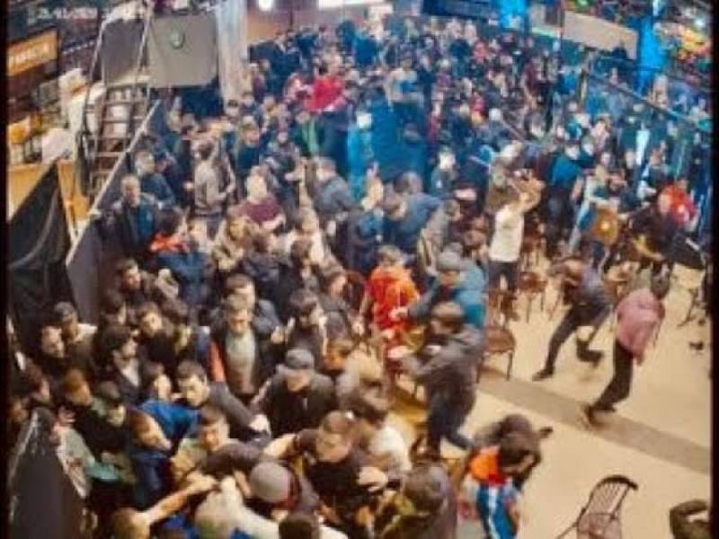Мигранты устроили массовую драку на турнире MMA в Москве