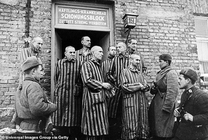 Сводная сестра Анны Франк назвала советские фотоснимки освобождения Освенцима подделкой