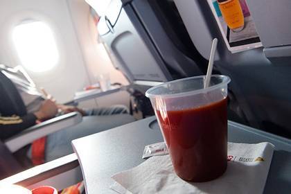 Откидные столики в самолете оказались опасны для здоровья