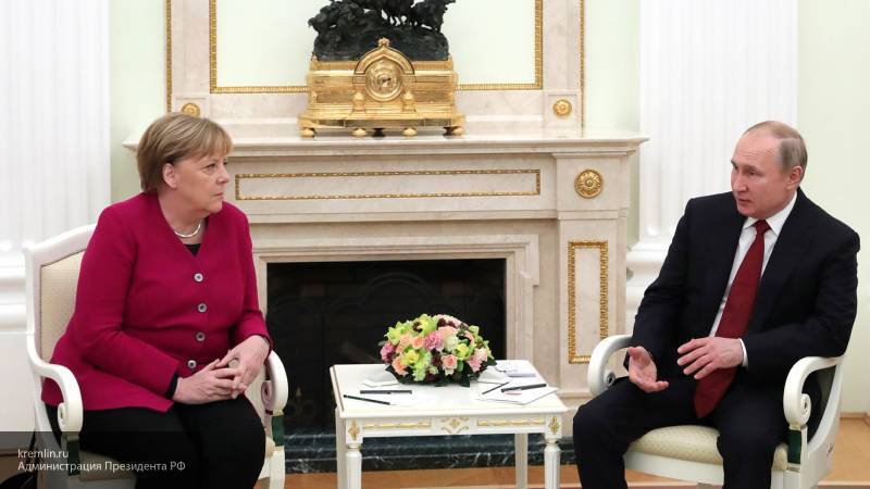 Путин и Меркель обсудили реализацию решений по урегулированию ситуации в Ливии