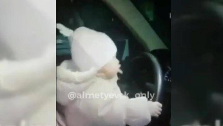 "Лайков захотела!": молодая мама из Татарстана посадила маленькую дочку за руль машины