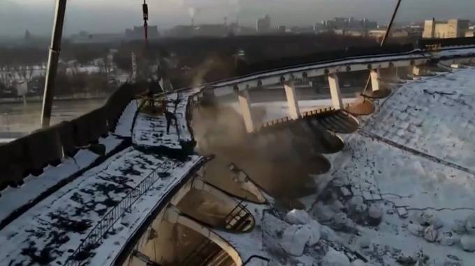Во время обрушения крыши СКК "Петербургский" могли пострадать рабочие