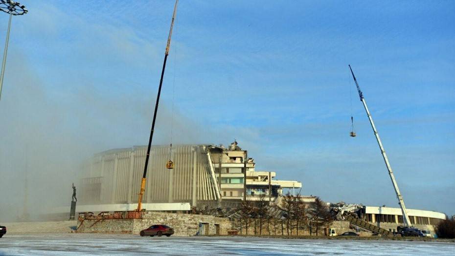 МЧС: под завалами рухнувшей крыши СКК в Петербурге могут быть люди
