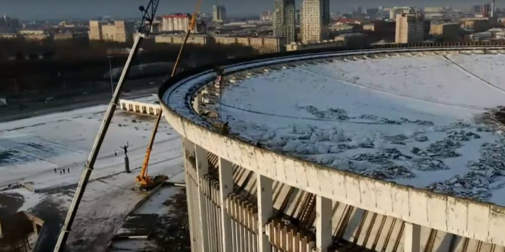 Появилось видео обрушения крыши СКК в Петербурге, на которой находились рабочие