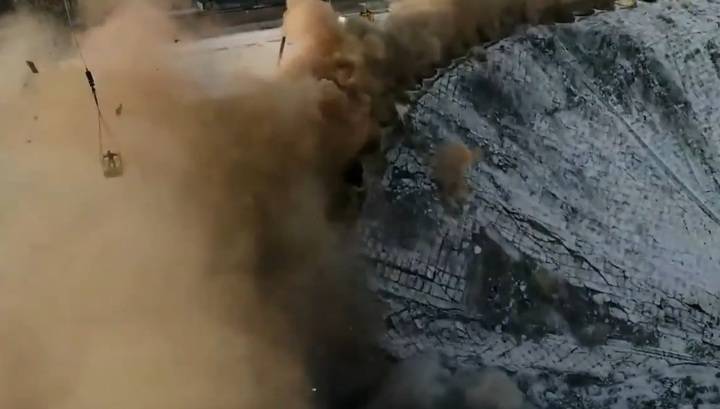 Эпичное обрушение спортивно-концертного комплекса "Петербургский" попало на видео