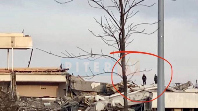 Спасатели обследуют руины обрушившегося СКК "Петербургский"