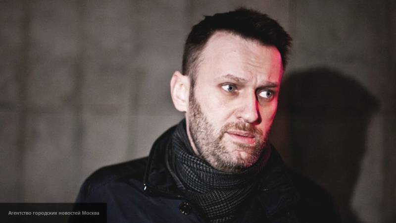 Оскорбляя политиков, Навальный пытается привлечь к себе внимание общественности