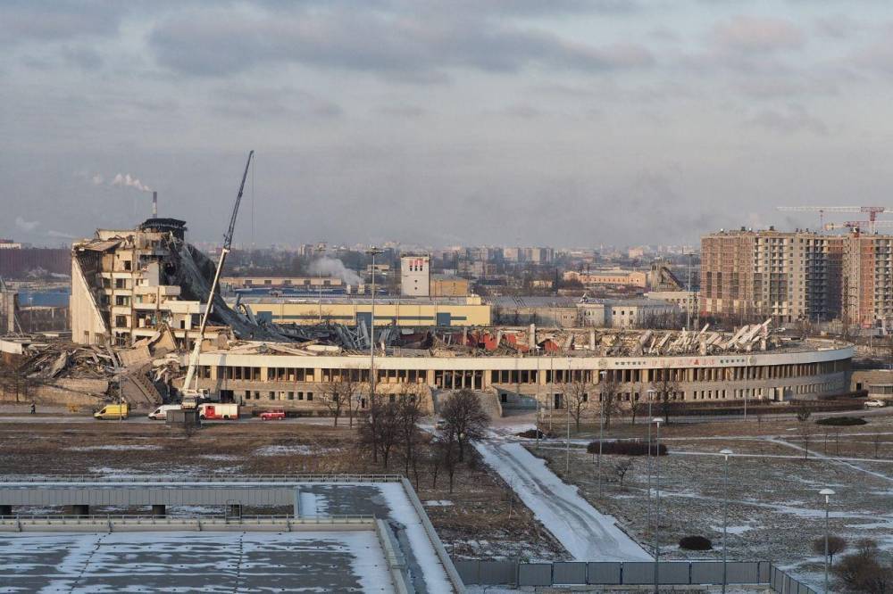 В Санкт-Петербурге рухнул спортивный комплекс, под завалами остался человек
