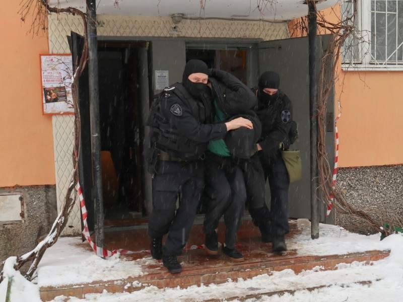 В Нижнем Новгороде штурмом взяли квартиру владельца схрона с оружием