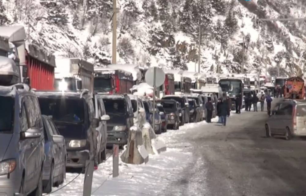 Военно-Грузинскую дорогу закрыли из-за сильного снегопада