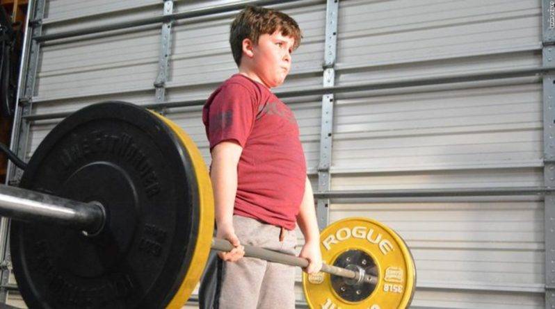 9-летний тяжелоатлет бьет рекорды, поднимая вес в 2 раза больше собственного