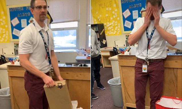 Ученики растрогали учителя, подарив ему новую пару кроссовок