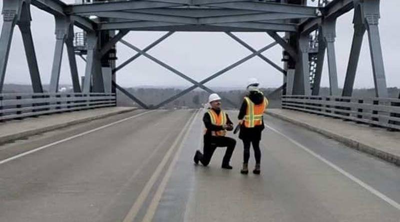 Инженер поднял мост через реку до самого высокого уровня, чтобы сделать предложение возлюбленной (фото)