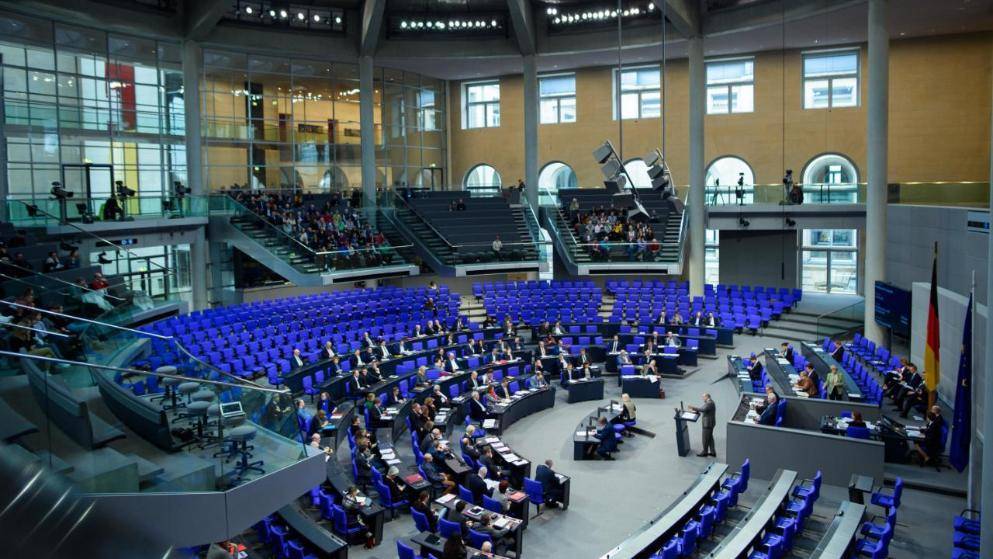 Меркель с министрами прогуливает работу: заседание бундестага приостановили из-за отсутствия членов правительства