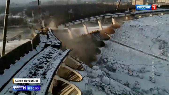 Рабочий пытался зацепиться за люльку: как рухнул СКК "Петербургский"