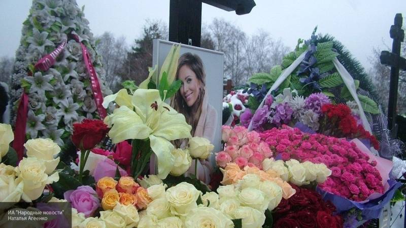 Могила Началовой утонула в цветах в 39-й день рождения скоропостижно ушедшей певицы