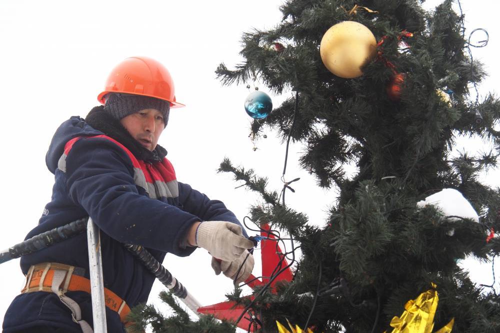 Новогодние украшения и ели демонтируют с московских улиц в ночь на 1 февраля