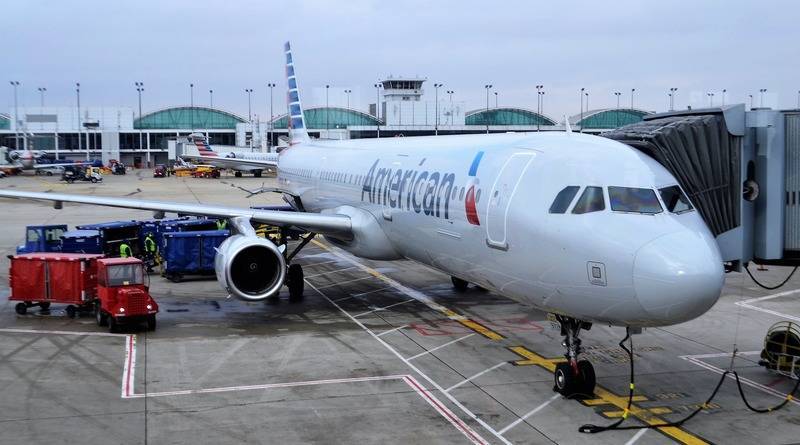 Еврейская семья, которую сняли с рейса «из-за запаха», подала в суд на American Airlines