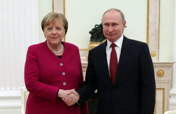 Путин и Меркель провели телефонные переговоры на тему Ливии