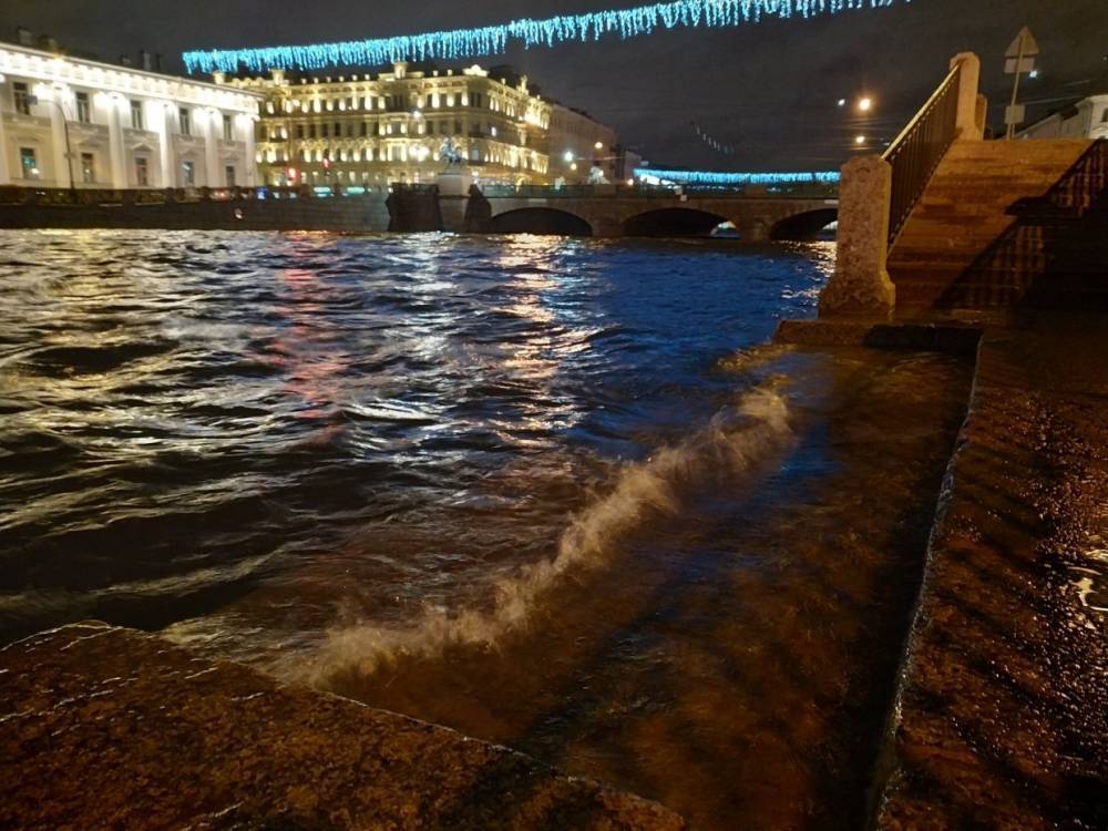 Вода в реках и каналах Петербурга затопила городские набережные