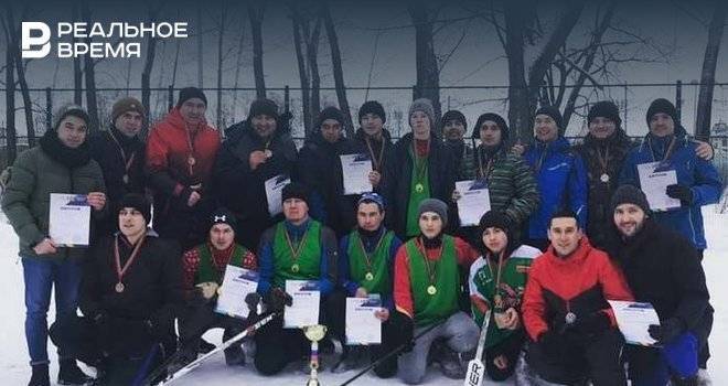 Артисты татарской эстрады сыграли в Казани в хоккей в валенках