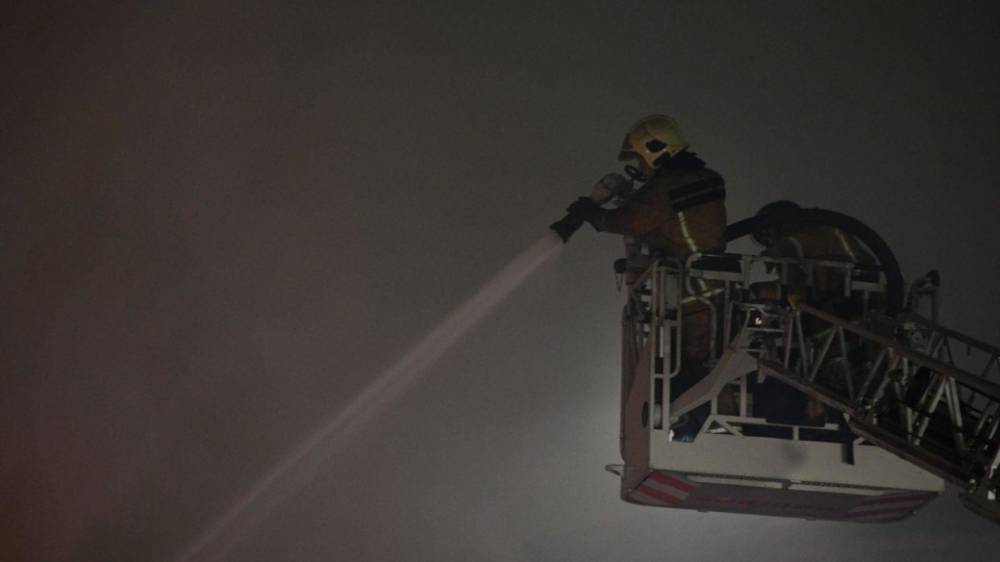 В Кировском районе два часа пожарные тушили 90 «квадратов» полыхающего дома