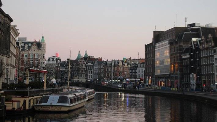 Туристы в Амстердаме начали платить дополнительный ежедневный налог