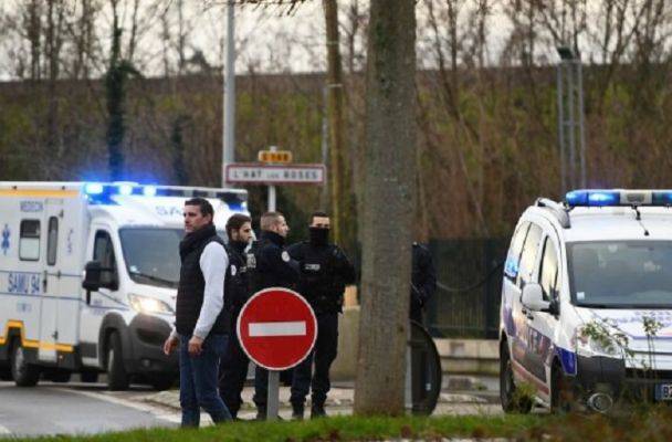 В пригороде Парижа мужчина с ножом напал на прохожих — есть убитые
