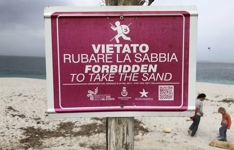 Туристы за год увезли с пляжей Сардинии десятки тонн песка