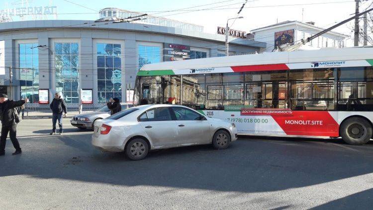 #Народнаясводка: в центре Симферополя ДТП произошло с троллейбусом