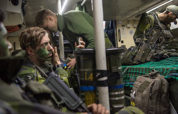 Армия Швеции приостановила работу миссии военных инструкторов в Ираке