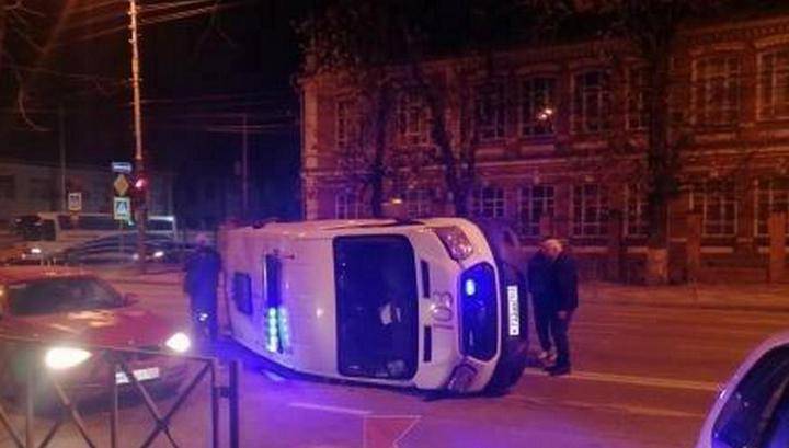Такси опрокинуло карету скорой помощи в Краснодаре