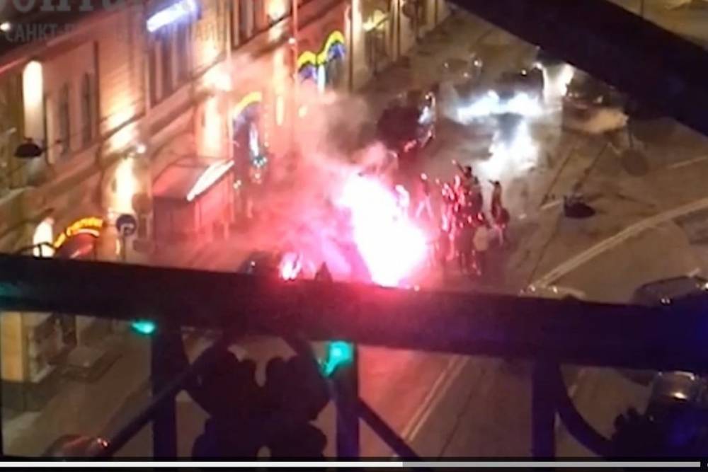 Неонацисты с файерами перепугали автомобилистов в Петербурге
