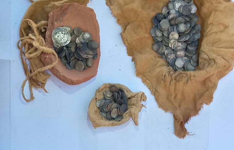На юге Египта нашли льняные свёртки с сотнями древних монет