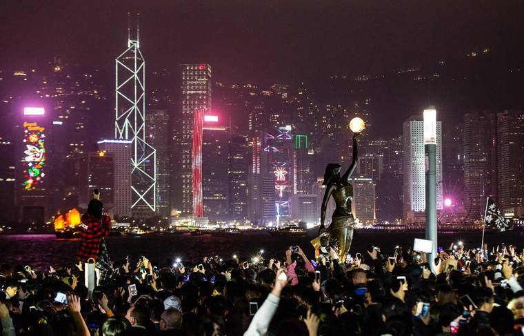 Главу канцелярии центрального правительства в Гонконге уволили
