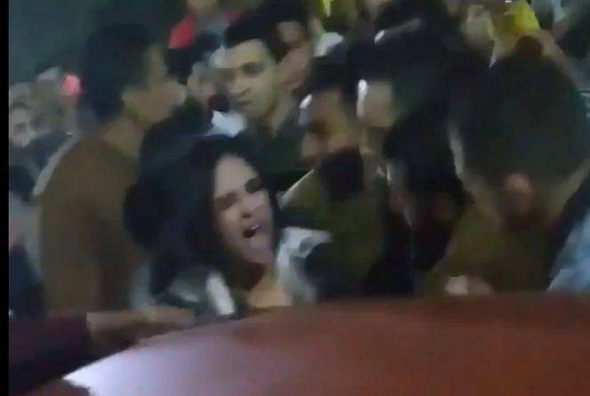 7 человек арестовано после того, как в сети появилось видео нападения толпы на женщину в Египте