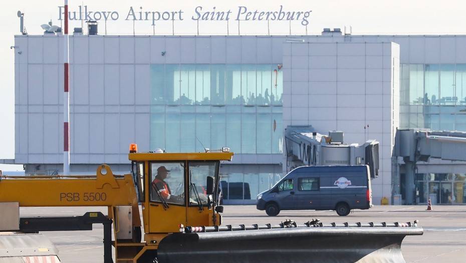 Почти на 15 часов задержали авиарейс из Петербурга в Сочи